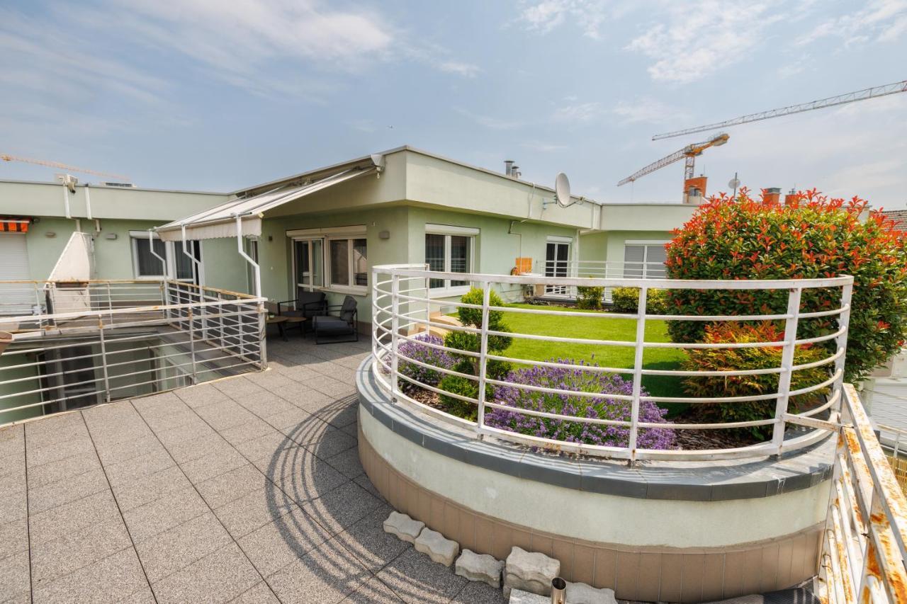 Lejlighed Penthouse Deluxe - Free Parking, Roof Garden Budapest